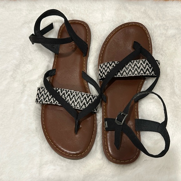 TOMS Women’s Lexi Strappy Ankle Flats Blk/Wht. Geometric Canvas‎ Embroidery 7.5 - Picture 1 of 14